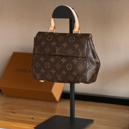 شنطة لويس فيتون