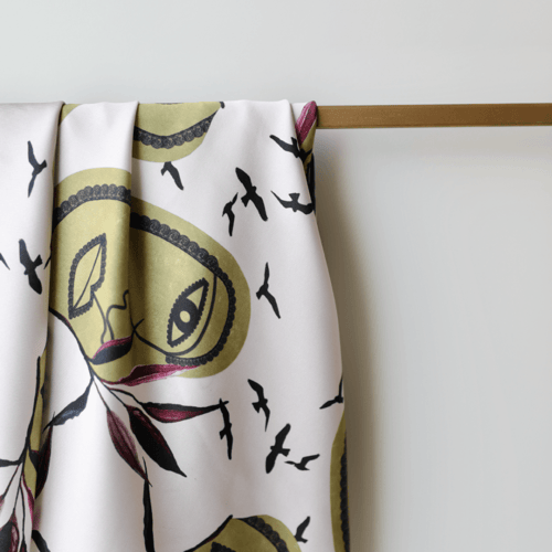 وشاح مربع على قدر حلمك تتسع الأرض 90سم*90سم