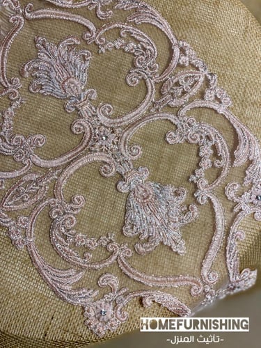 مفرش طاولة مطرز