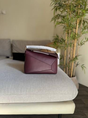 شنطة loewe burgundy Cluny مقاس cm24