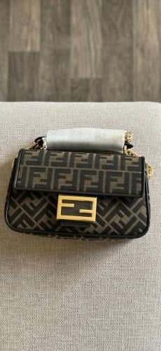 حقيبة Fendi Baguette مقاس 21CM