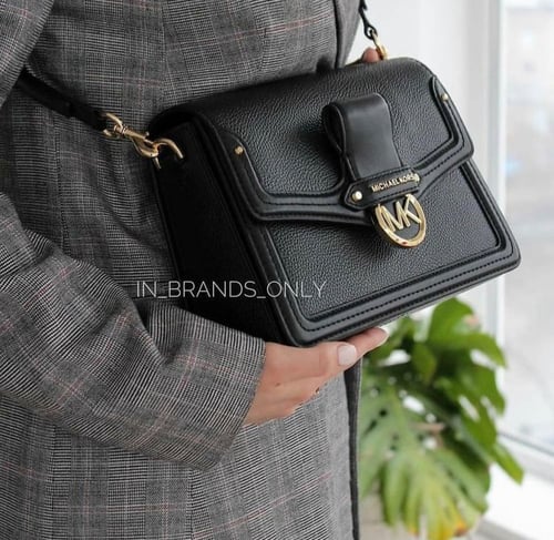 شنطة من مايكل كورس