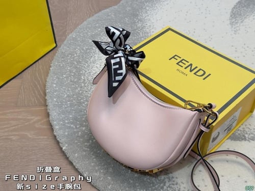 حقيبة نساء من فندي