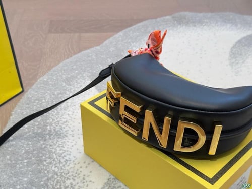 حقيبة نساء من فندي