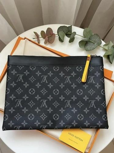 حقيبة يد رجالية فاخرة سوداء من Louis Vuitton بنقشة...