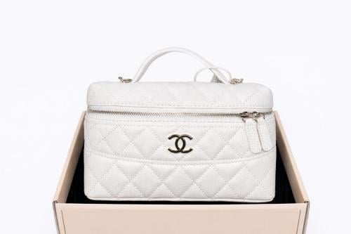 حقيبة فانيتي نسائية من Chanel بيضاء مبطنة بسحاب فض...