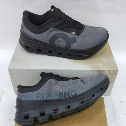 حذاء أون رننج رجالي – رمادي غامق وأسود