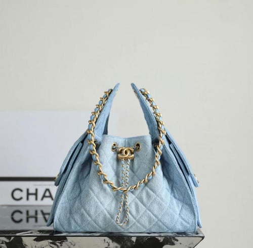 حقيبة يد نسائية فاخرة سماوي بسلسلة ذهبية وتصميم مب...