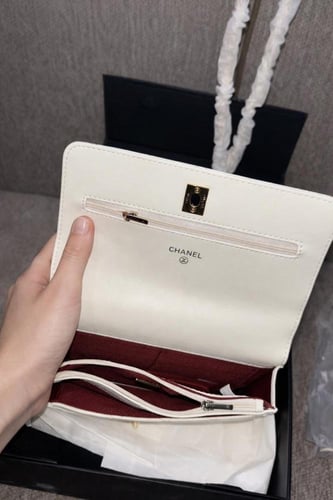 شنطه يد من شانيل لون ابيض سللسال ذهبي