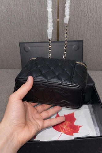 شنطة نسائية سوداء مبطنة بمقبض وسلسلة ذهبية