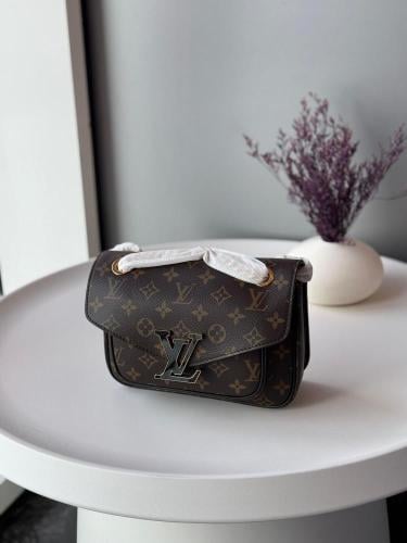 حقيبة كتف نسائية من Louis Vuitton بنقشة مونوجرام و...