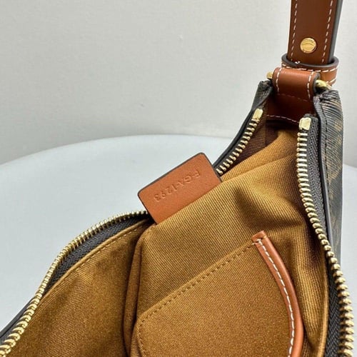 شنطه يد من شانيل