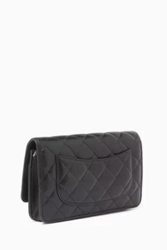 شنطه يد من شانيل لون اسود سللسال ذهبي