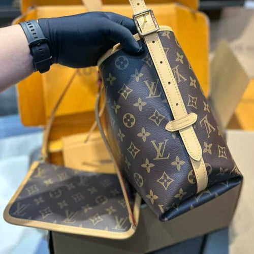 شنطة كتف نسائية بتصميم مونوجرام كلاسيكي – جودة فاخ...