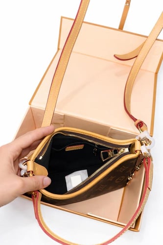 شنطة نسائية صغيرة بنقشة كلاسيكية بني مع حزام كتف