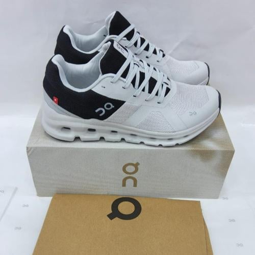 حذاء أون رننق للجري والمشي – لون أبيض وأسود