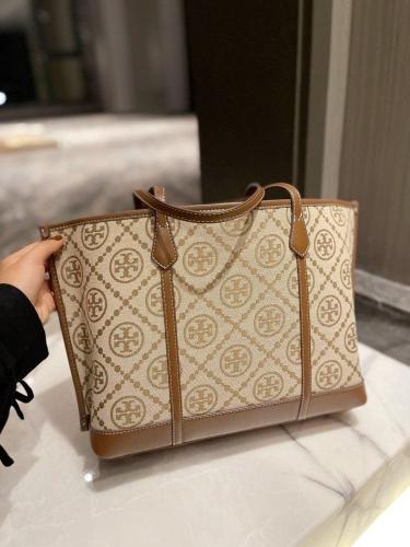 حقيبة نسائية كبيرة من Tory Burch بتصميم عملي فاخر