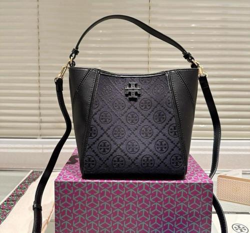 حقيبة نسائية من Tory Burch باللون الأسود بتصميم عص...