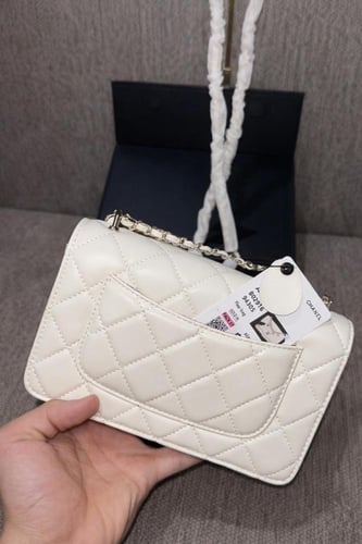 شنطه يد من شانيل لون ابيض سللسال ذهبي