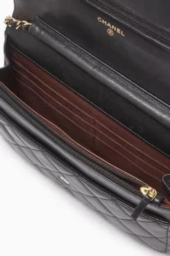 شنطه يد من شانيل لون اسود سللسال ذهبي