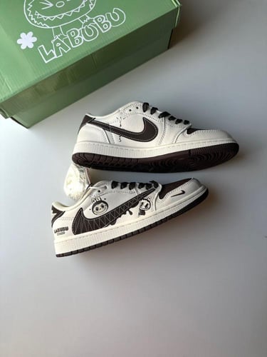 حذاء LABUBU أبيض وبني بتصميم فني عصري