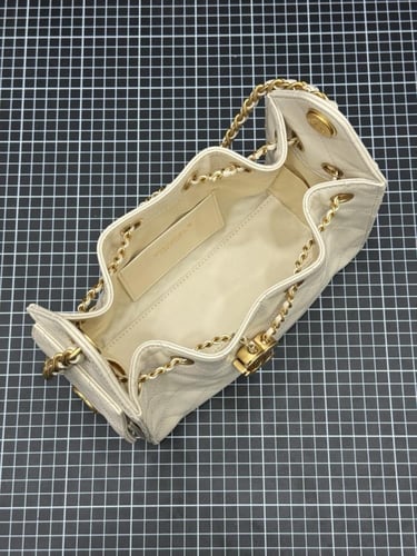 حقيبة يد نسائية فاخرة بيج بسلسلة ذهبية وتصميم مبطن...