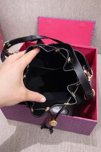 حقيبة دلو نسائية سوداء فاخرة بحزام كتف قابل للتعدي...