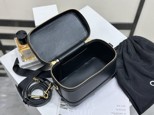 شنطة نسائية اسود تصميم بوكس بسحاب مزدوج