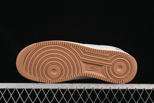 حذاء نايك إير فورس 1 × ستوسي – بيج وأزرق بتصميم عص...