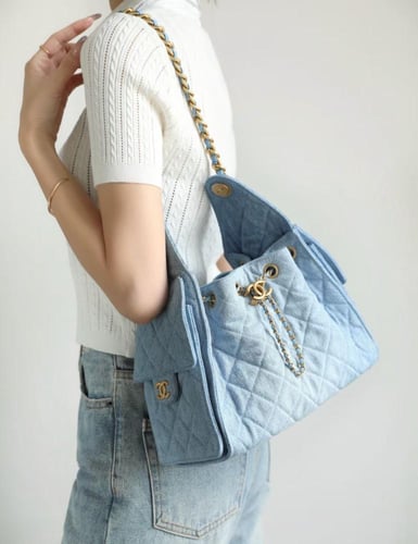 حقيبة يد نسائية فاخرة سماوي بسلسلة ذهبية وتصميم مب...