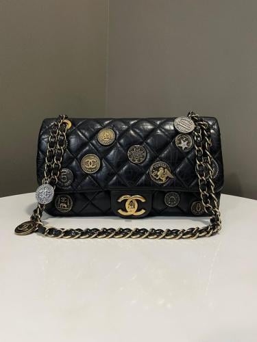 حقيبة كتف فاخرة من Chanel بتصميم مبطن وتفاصيل معدن...