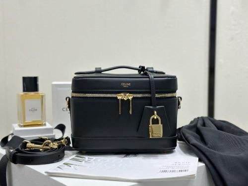 شنطة نسائية سوداء مبطنة بمقبض وسلسلة ذهبية