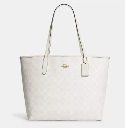 حقيبة نسائية فاخرة من Coach بتصميم Signature الأبيض