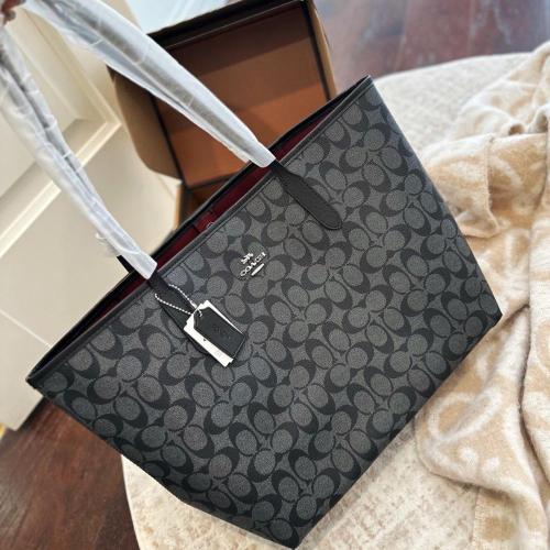حقيبة نسائية فاخرة من Coach بتصميم Signature الأسو...