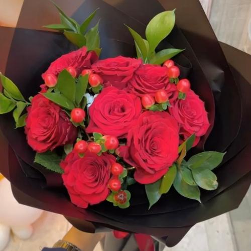 باقة الجوري الأحمر | تغليف اسود