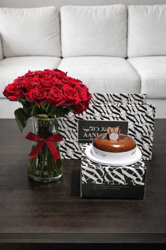 كيك وفازة الجوري الأحمر