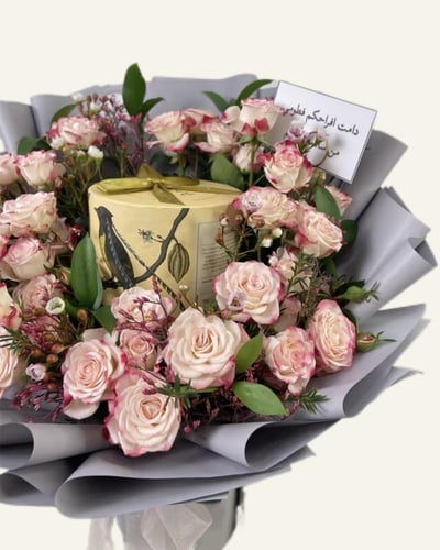 صندوق أنوش مع باقة زهور مبهرة