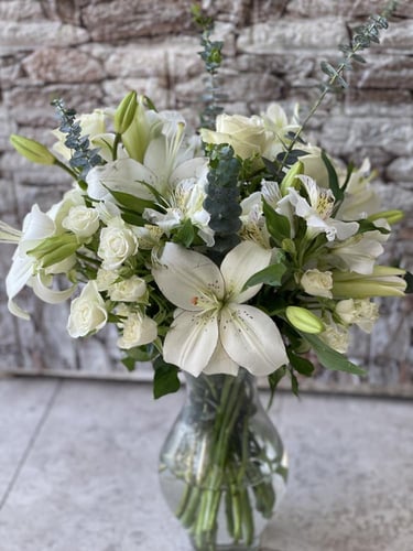 فازة زهور بيضاء