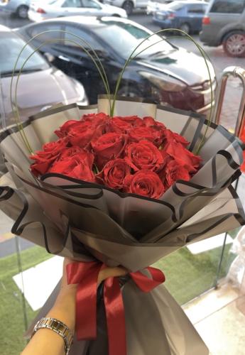 باقة الجوري الأحمر | تغليف اسود