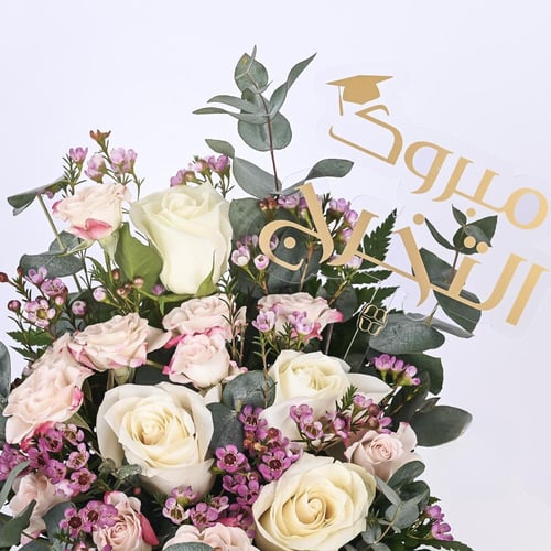 قبعة التخرج بالورد الطبيعي