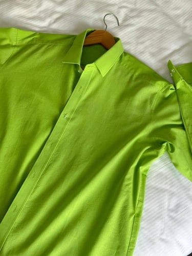 قميص لينن اللون اخضر عشبي