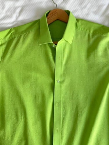 قميص لينن اللون اخضر عشبي