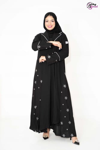 نص كلوش ياقه مع تحديد قيطان أبيض مع تطريز بالجوانب...