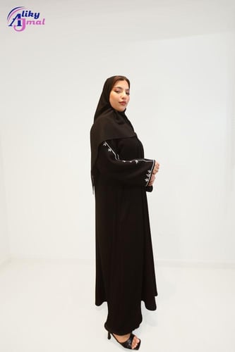 عباية نص كلوش تطريز بالكم القماش ملكي كوري AJ 149