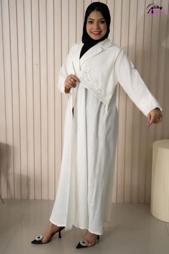 عباية كلوش قماش لنن مع تطريز أمامي وتطريز بالكم AJ...