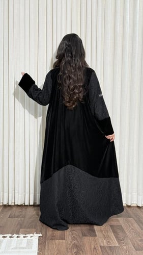 عبايه نص كلوش شتويه مخمل مع دانتيل AJ84