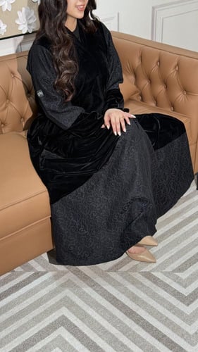 عبايه نص كلوش شتويه مخمل مع دانتيل AJ84