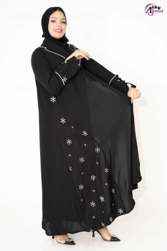 نص كلوش ياقه مع تحديد قيطان أبيض مع تطريز بالجوانب...