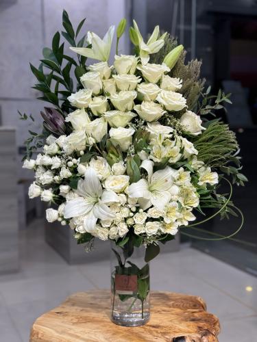 فازة ورد ابيض