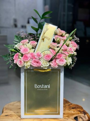 تنسيق شوكولا بستاني مع ورد بينك